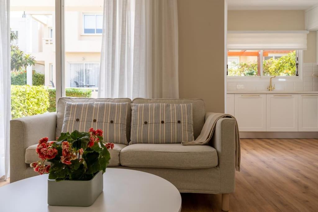 Cozy Nerina Cottage At Harbour Paphos Exterior foto